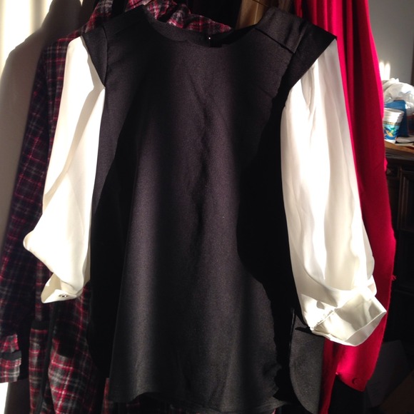 Black and white quarter sleeve top