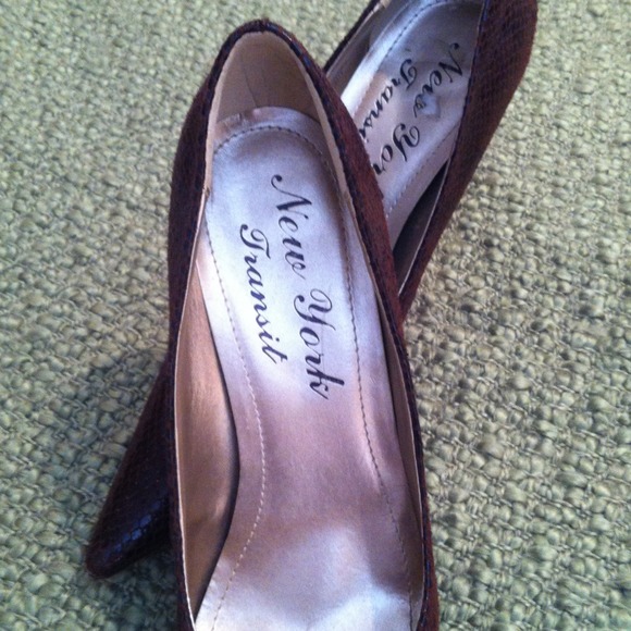 🚫SOLD IN BUNDLE🚫💛BROWN FAUX SNAKE SKIN HEELS💛 - Picture 3 of 4