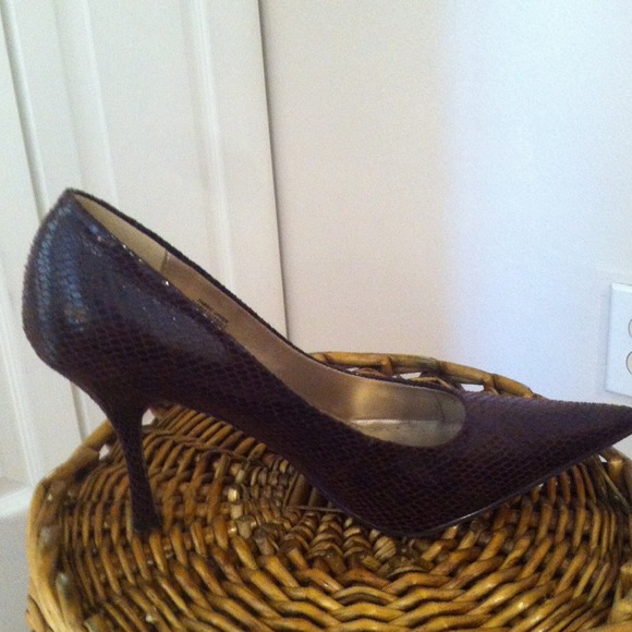 🚫SOLD IN BUNDLE🚫💛BROWN FAUX SNAKE SKIN HEELS💛 - Picture 4 of 4