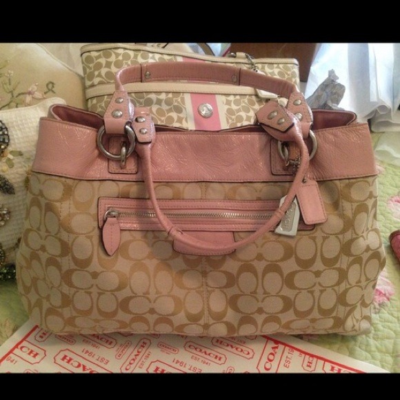Coach Handbags - 🌹🌹Mothets Day Sale🌹🌹30% disc until 5/10 🌹🌹🌹