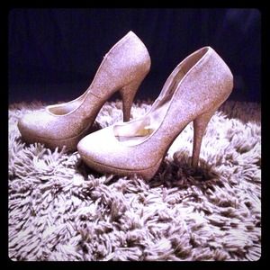 Gold Glitter Pumps 💋