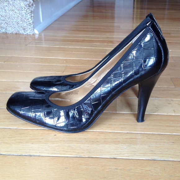 Tahari black patent heels