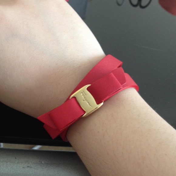 🛑SOLD🛑 Salvatore Ferragamo Vara Bracelet - Picture 2 of 3