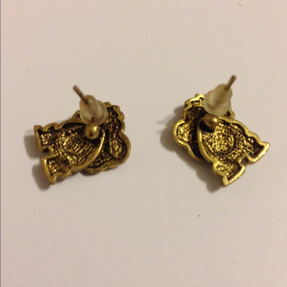 Animal earring with moving torso APE  [$3.00] - Picture 3 of 4