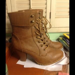 Combat boots with heel