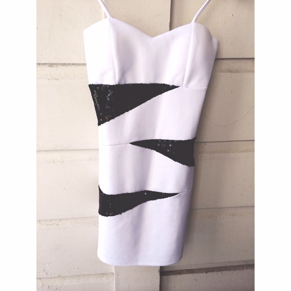 Dresses & Skirts - ❌SOLD❌White bodycon dress