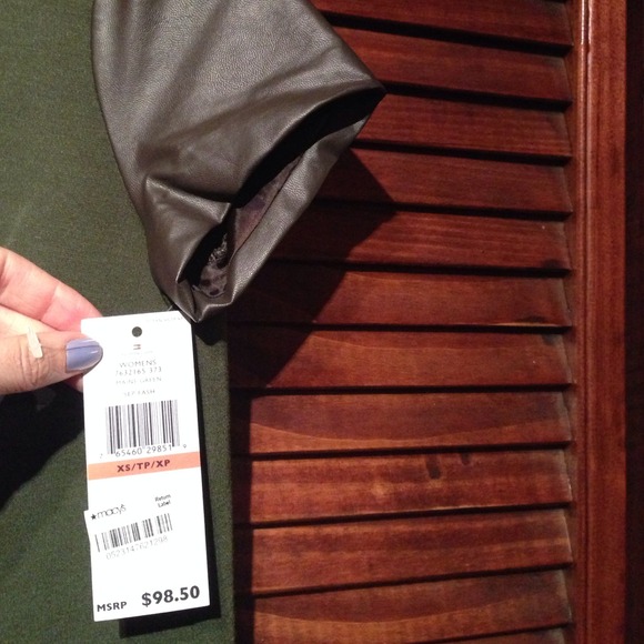 Tommy Hilfinger - Picture 2 of 4