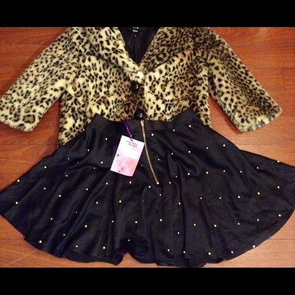 🚫🚫SOLD sateen like skirt with gold beads!🚫🚫 - Picture 2 of 3
