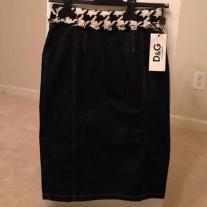 Dolce & Gabbana skirt w/ Blk & wht belt attached