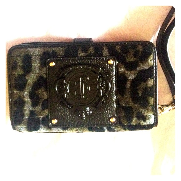 🎉SOLD🎉 Juicy Couture Animal Print Tech Wristlet
