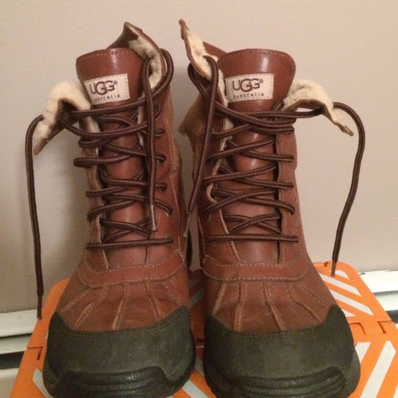 Size 6 kids ugg  has huge opening on left foot