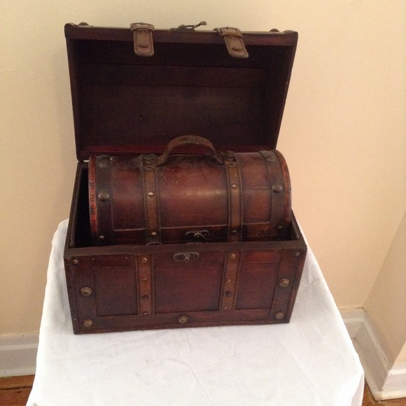 Antique treasure chest - Picture 3 of 3