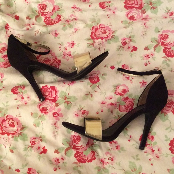 Zara Shoes - 🎉24 hr sale Simple Metallic Gold black pumps