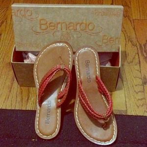 👑🔴 brand new Bernardo flip flops size 9
