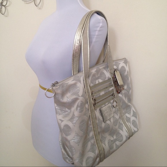 Silver coach poppy