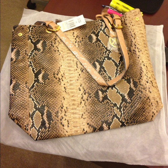 Snake carry all tote