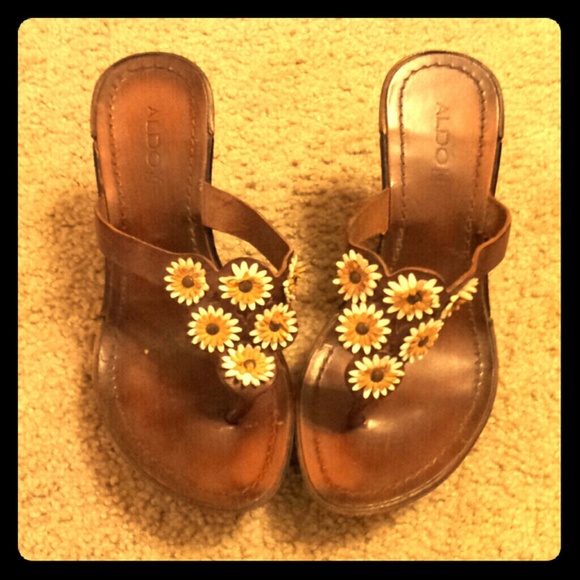 Aldo daisy detail wedge