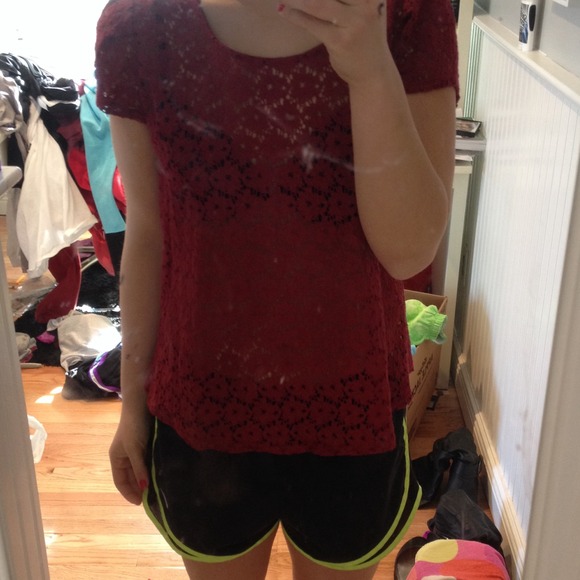 Red flower design top - Picture 4 of 4