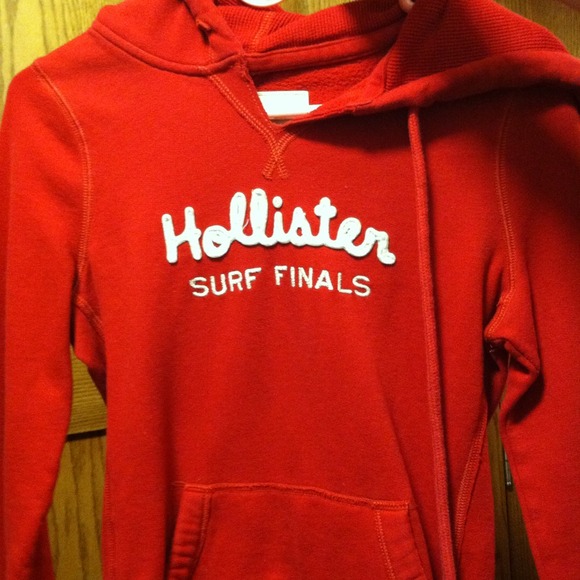 red hollister hoodie and navy pullover
