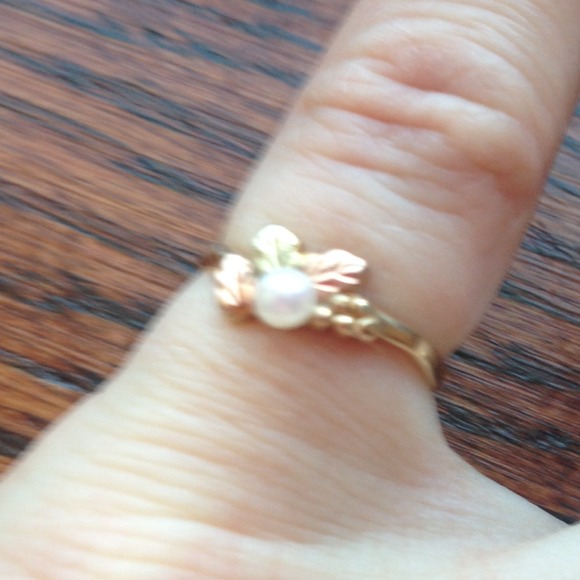 Black hills gold and pearl ring