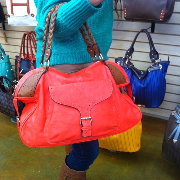 JUST SOLD!!!! 4/2/14 Very stylish handbag - Picture 2 of 3