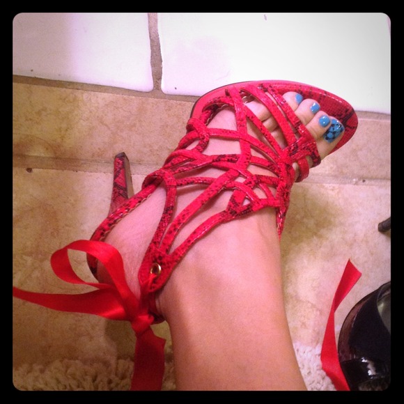 Red snakeprint strappy tie back size 7.5