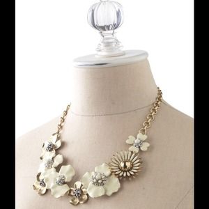 Stella & dot Bloom Necklace