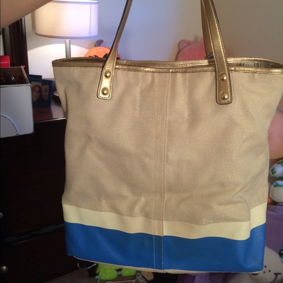 ✨✨Limited Edition Coach Resort Tote✨✨ - Picture 2 of 4