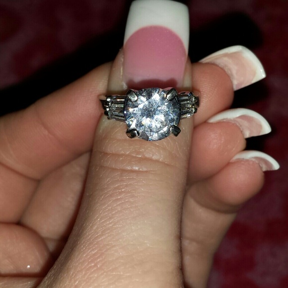 Women's fashion ring