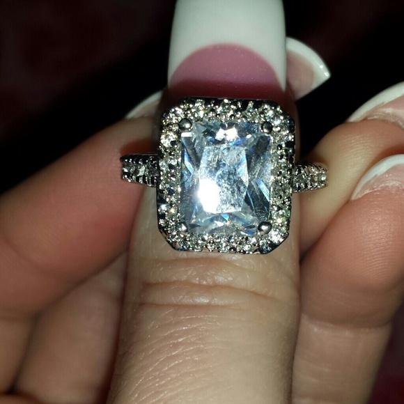 Women's fashion ring