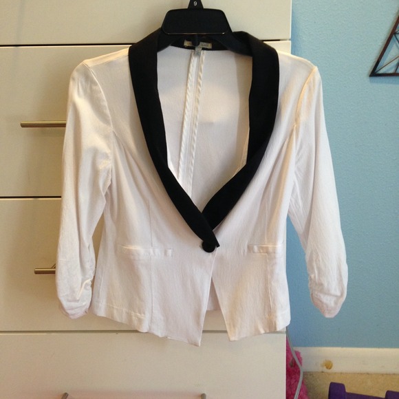 Black and white 3/4 blazer