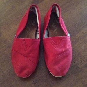 Red canvas Toms SZ 6