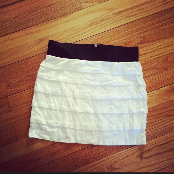 Express black and white skirt - Picture 2 of 4