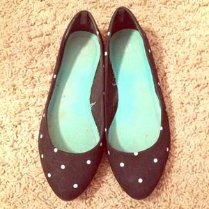 Black & White Polka-dot Point Toe Flats