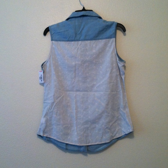 Denim Button Up🌺 - Picture 3 of 4