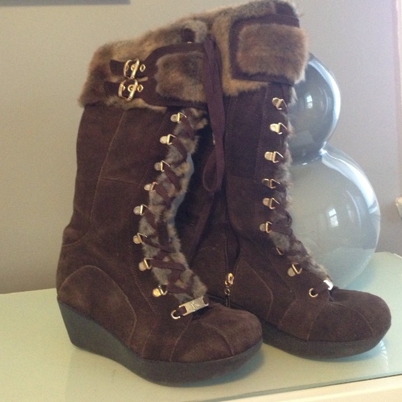 Report boots with the fur