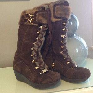 Report boots with the fur