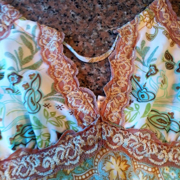 Scarf patterned halter top! - Picture 3 of 4