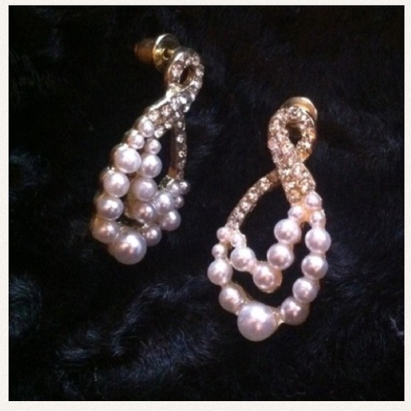 HPSmall seedling pearl posts w/tiny rhinestones