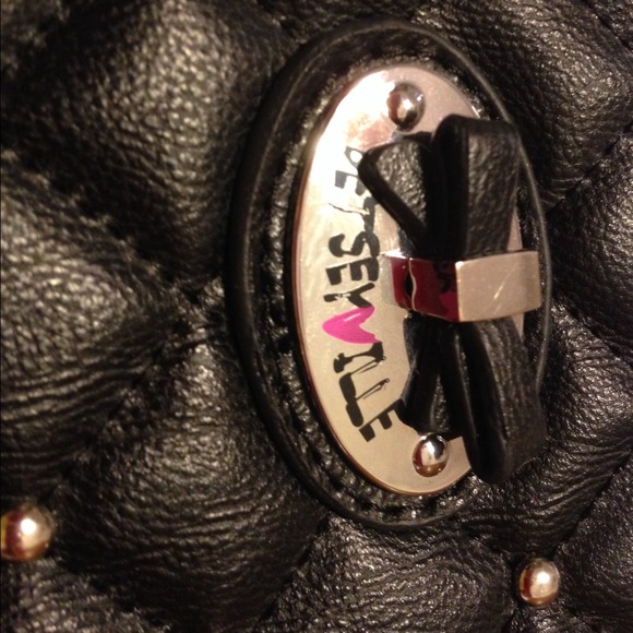 🚫SOLD🚫Betsey Johnson Quilted Crossbody Bag - Picture 2 of 4