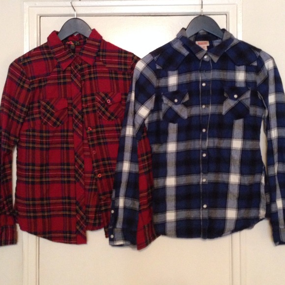 SOLD Set of 5 flannel shirts - Picture 2 of 4