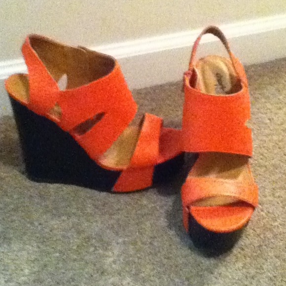 Hot coral wedges