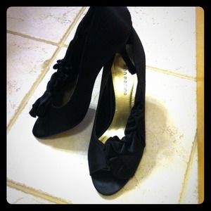 🔻Reduced🔻Super cute satin black peep toes.