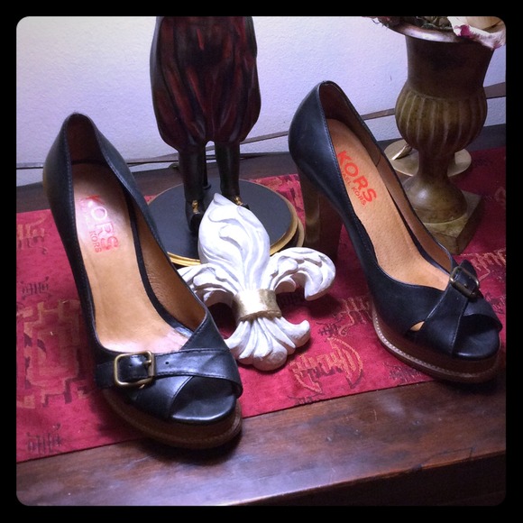 🌻🌺REDUCED🌷Michael Kors buckle open toe shoes.