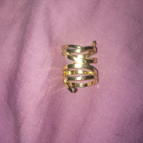 Gold swirly ring, my favorite ring, doesnt fit:(