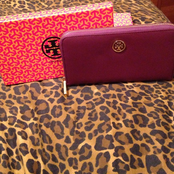 SOLD Tory Burch Robinson Zip Wallet