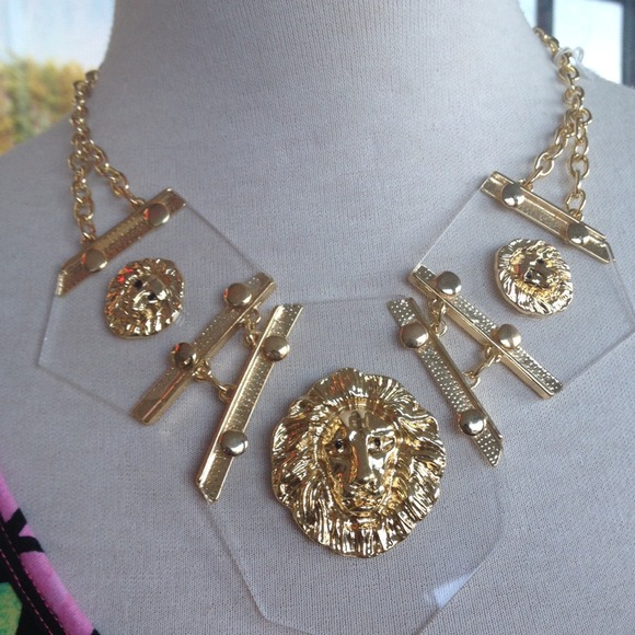 Lion gold chain belt and gold and clear neckless