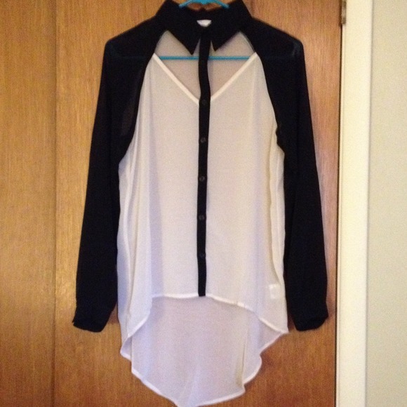 🔴SOLD🔴 Trendy blouse with cutouts NWOT