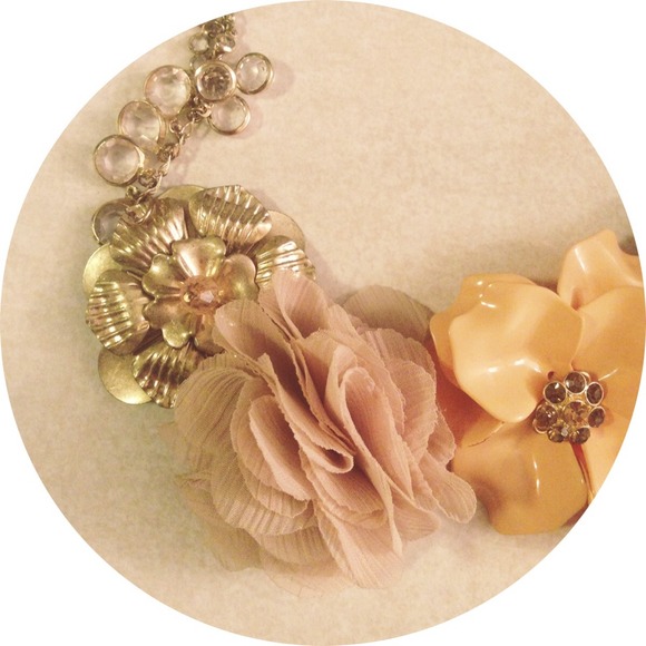 🎉HP🎉 Anthropologie gold flower necklace