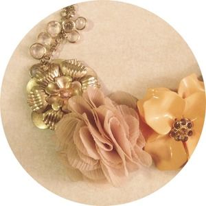 🎉HP🎉 Anthropologie gold flower necklace